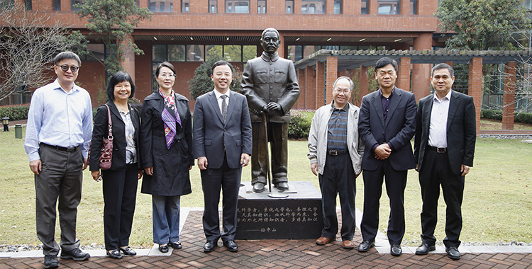 2018年10月21日，香港大学校长张翔教授、协理副校长黄依倩等一行莅临香港大学浙江科学技术研究院考察工作。